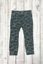 Load image into Gallery viewer, Activewear Leggings - Traditional Camo
