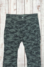 Load image into Gallery viewer, Activewear Leggings - Traditional Camo
