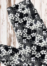 Load image into Gallery viewer, Buttery Soft Leggings - Flowers Black &amp; White
