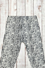 Load image into Gallery viewer, Buttery Soft Leggings - Black &amp; White Gator
