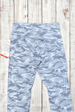 Load image into Gallery viewer, Activewear Leggings - Snow Camo
