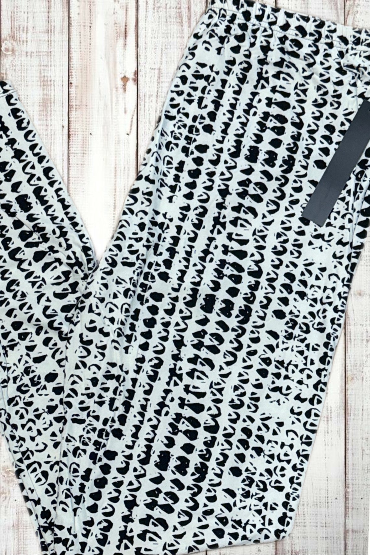 Buttery Soft Leggings - Black & White Gator